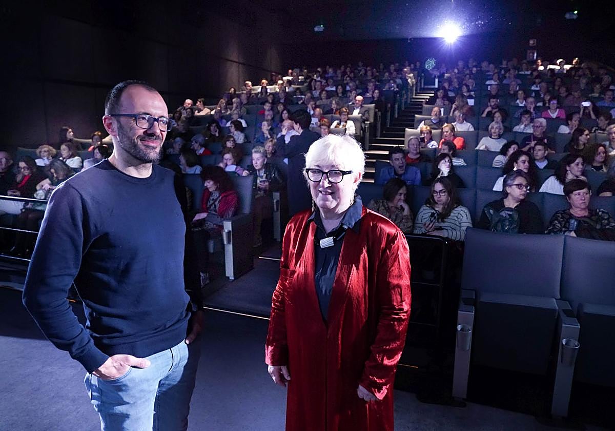 La directora Helena Taberna y el escritor Isaac Rosa en el preestreno de 'Nosotros' para los suscriptores de EL CORREO en los cines Golem Alhóndiga.