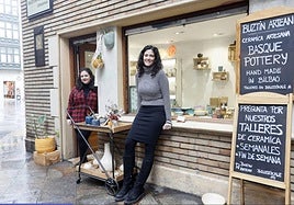 La 'tiendita' de la catedral de Santiago de Bilbao también cierra: «Nos da muchísima pena, gracias por tanto». En la imagen, las hermanas Lucía y Teresa Olaizola.