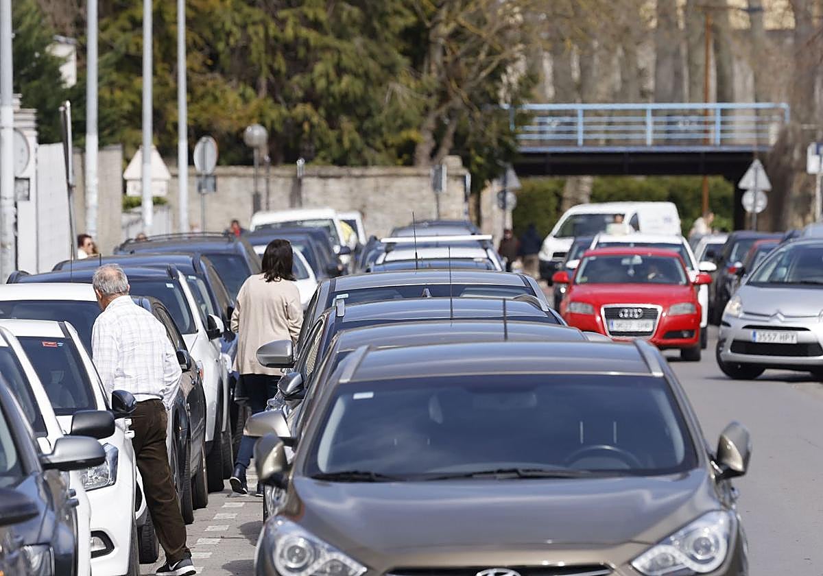 Dobles filas junto al colegio NClic.