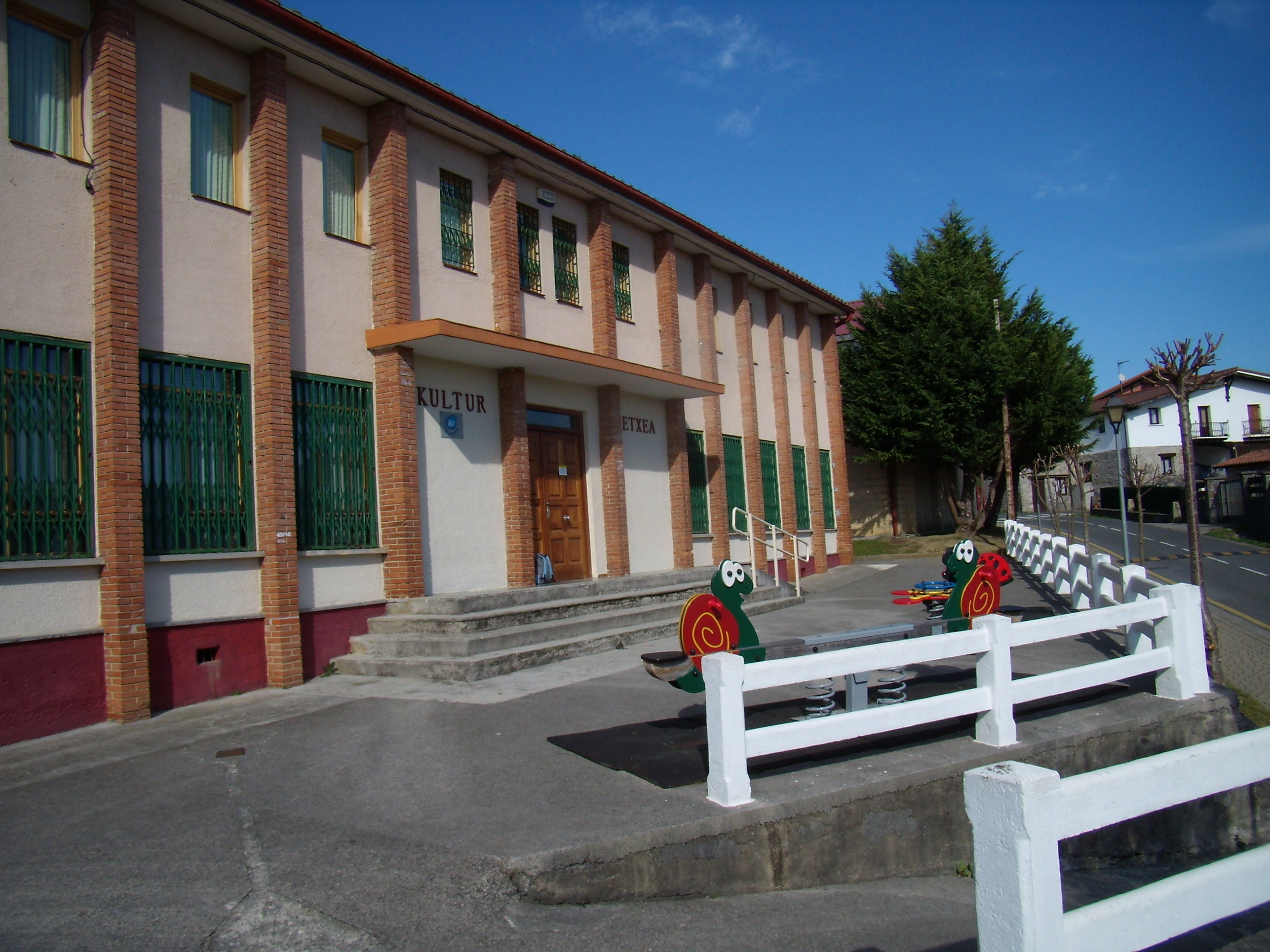 Imagen del edificio que alberga la Casa de Cultura Joan Mari Torrealdai de Forua.