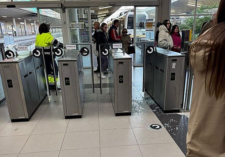 Un vigilante de seguridad la emprende a mazazos contra el mobiliario de la estación de Feve de Santander