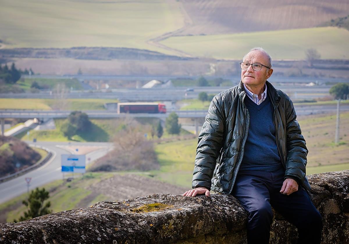 Miguel Ángel Ortiz de Landaluce con las obras del 'nudo' de Armiñón de fondo.