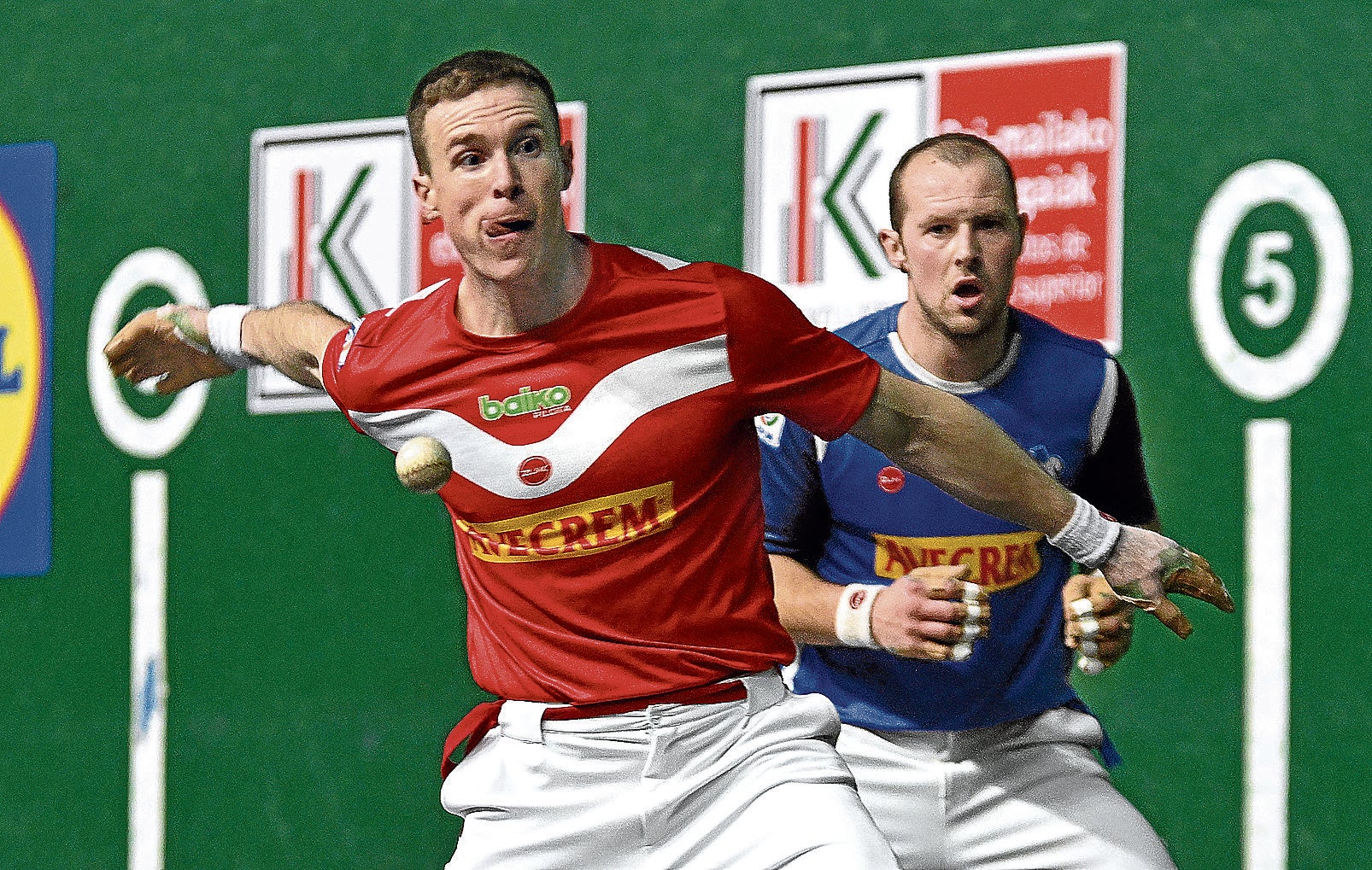 Artola se colcoa para golpear la pelota con la derecha.