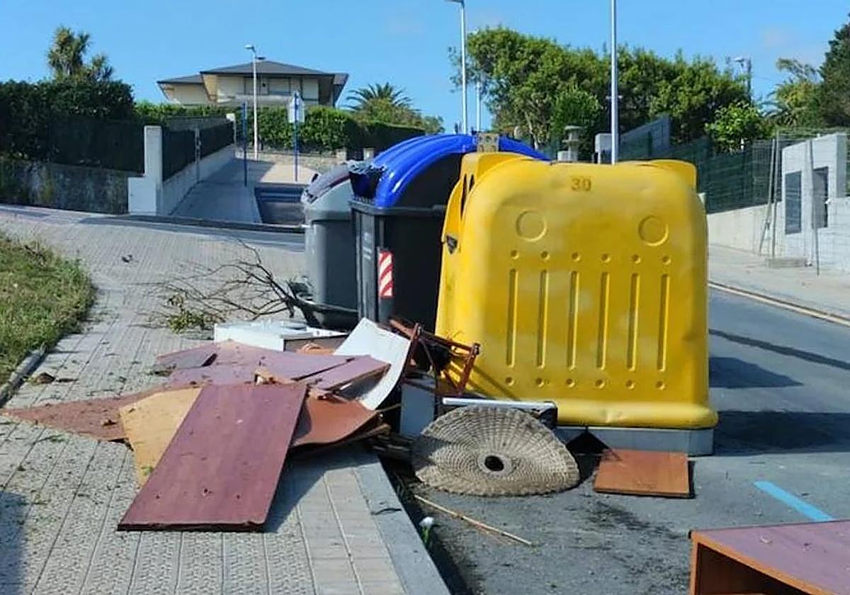 La basura desbordada en los contenedores de Sopela.
