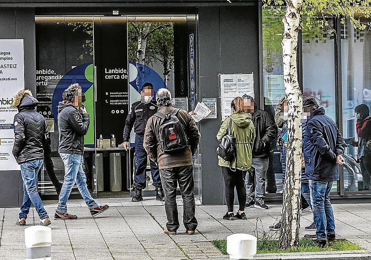 Casi 4.000 personas en paro cobran la RGI desde hace diez años en Euskadi