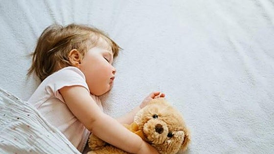 El truco de este enfermero para dormir a un bebé en cinco minutos