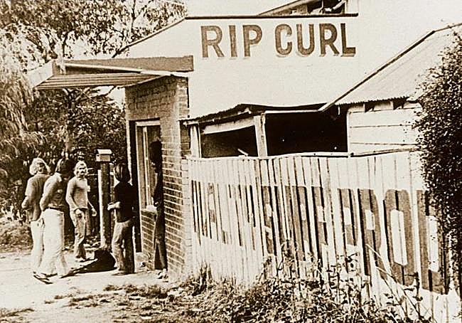 La antigua panadería donde desarrollaron la marca. De izquierda a derecha: Brewster Everett, Claw, Terry Goldsworthy, Chagga the dog, Tony Ellis y Gary Crothall