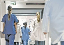 Profesionales sanitarios en un pasillo de un centro hospitalario.