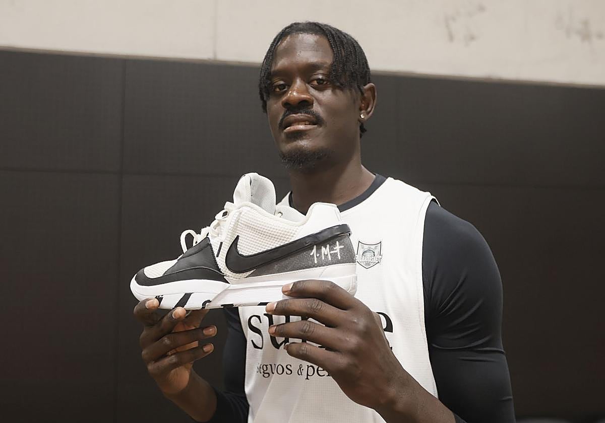 Amar Sylla enseña sus Ja Morant con las iniciales de su hija serigrafiadas.