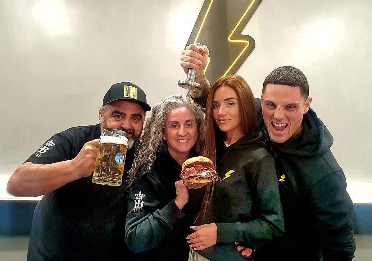Oskar Martínez, Naiara Álvarez, Maitane Cuadra e Íñigo Sánchez posan en el Tximist Smash Burger recientemente inaugurado en el interior del mercado de abastos de Barakaldo.