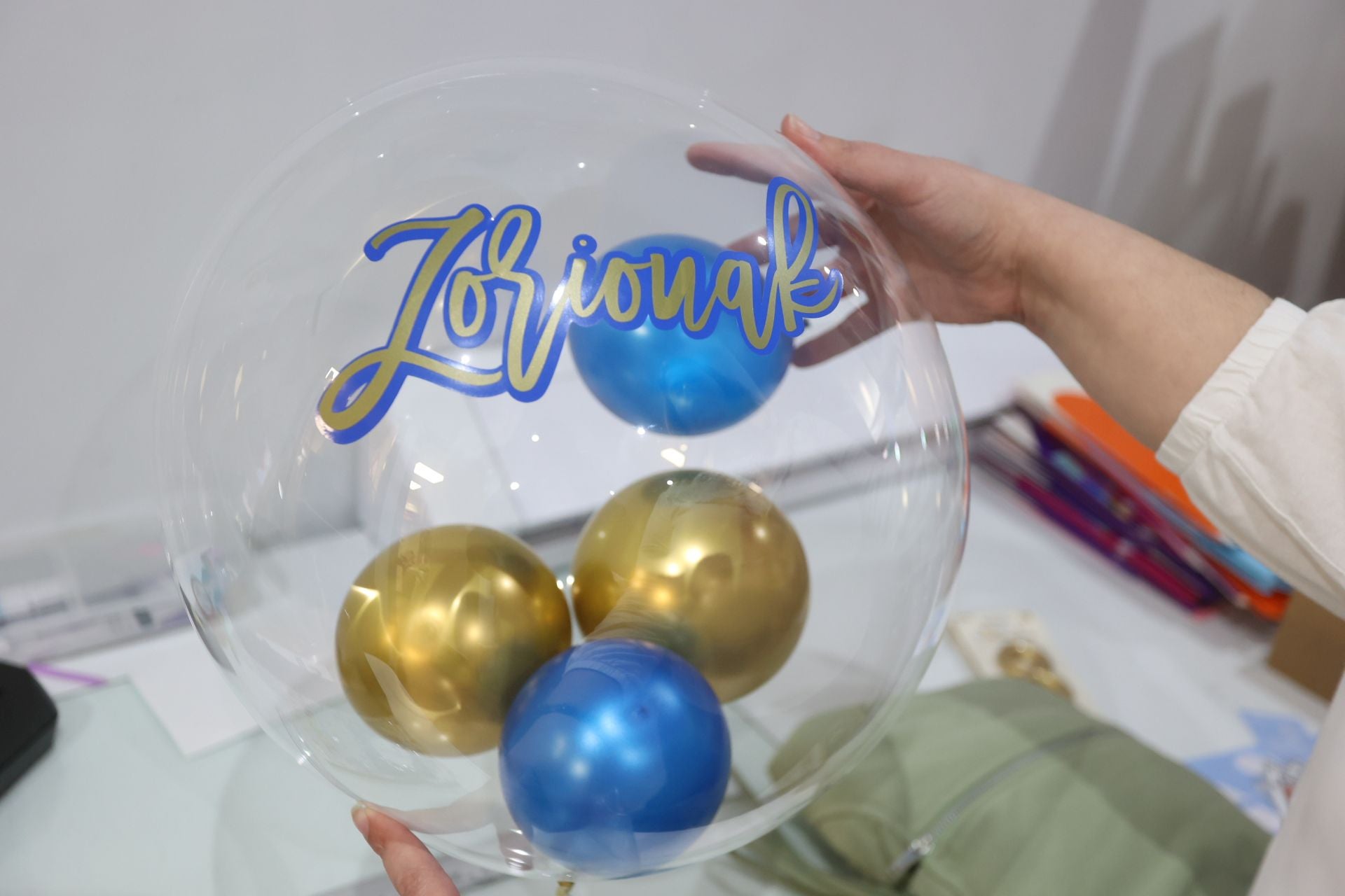 Gabriela decora y envuelve los regalos por ti con ideas brillantes en su tienda de Bilbao