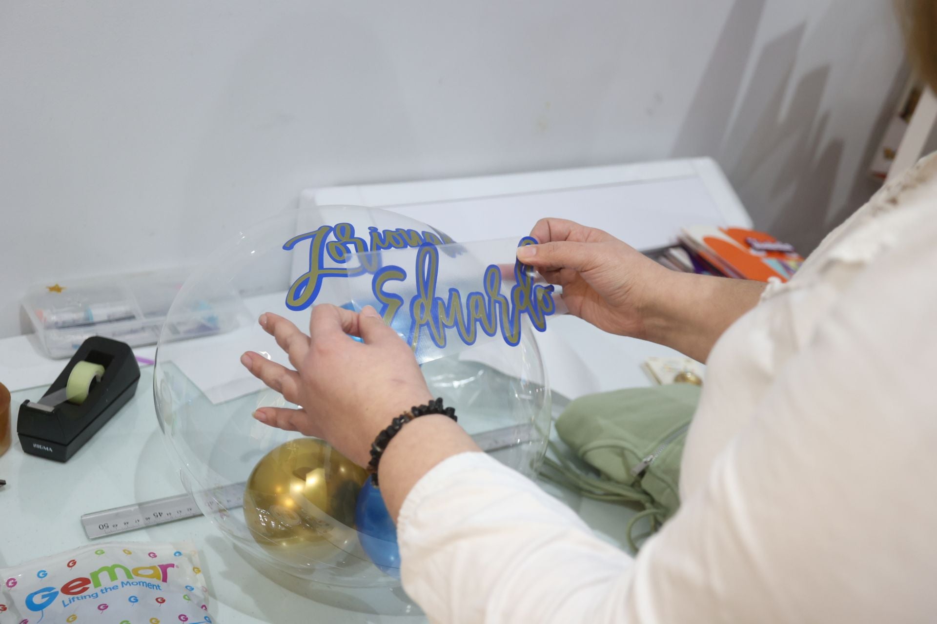 Gabriela decora y envuelve los regalos por ti con ideas brillantes en su tienda de Bilbao