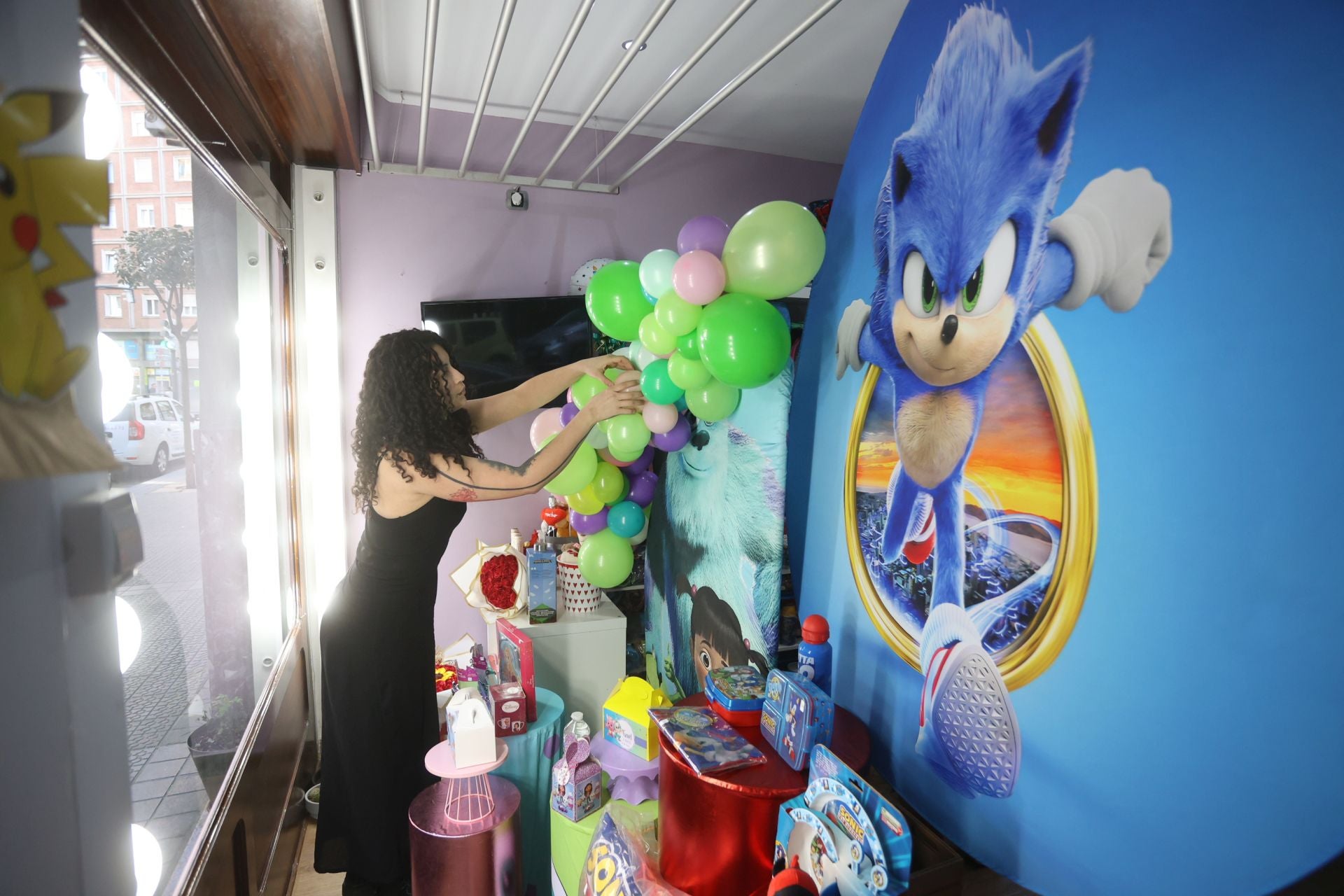 Gabriela decora y envuelve los regalos por ti con ideas brillantes en su tienda de Bilbao