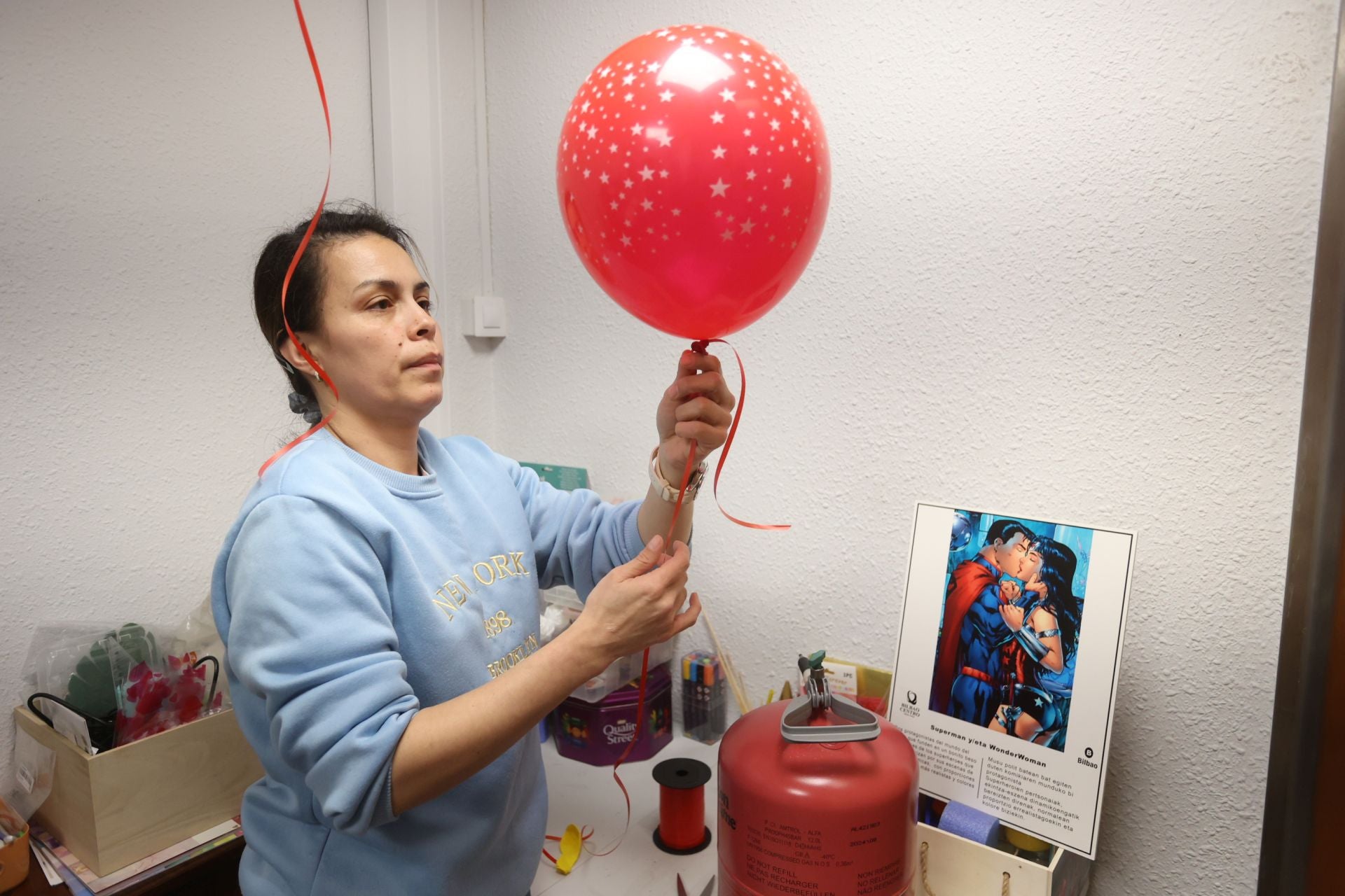 Gabriela decora y envuelve los regalos por ti con ideas brillantes en su tienda de Bilbao