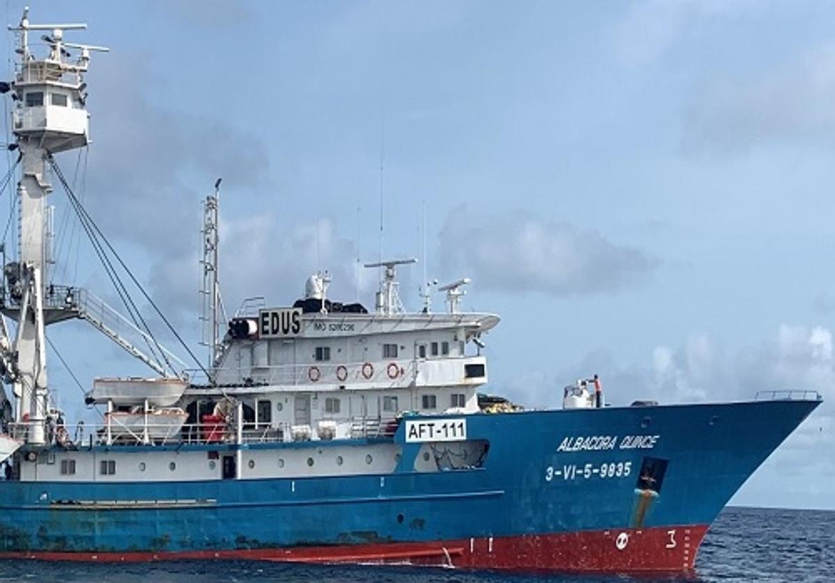 Imagen del atunero bermeano 'Albacora Quince', que faena en el Atlantico y en el que Celia desempeñaba labores de observadora.