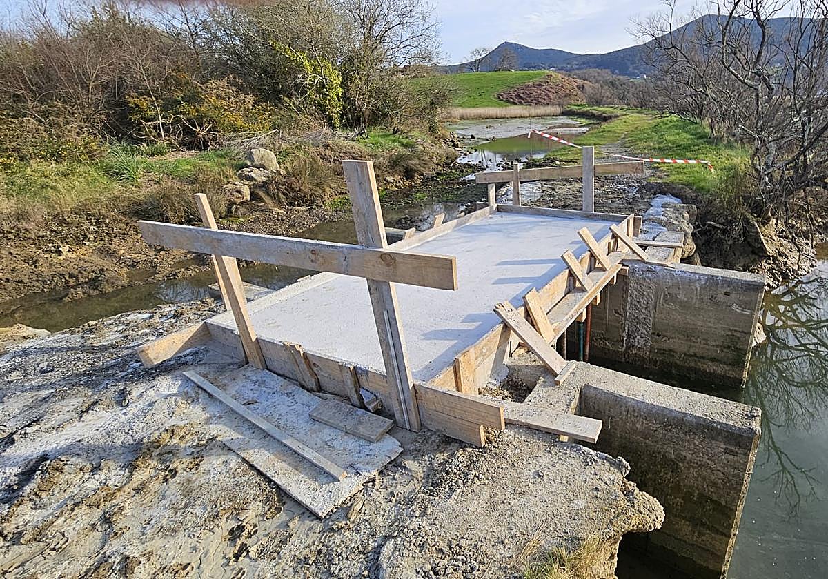 Puente de la cala de Iturriondo, en el barrio Axpe de Busturia, que tras su reparación ha pasado a ser de hormigón.