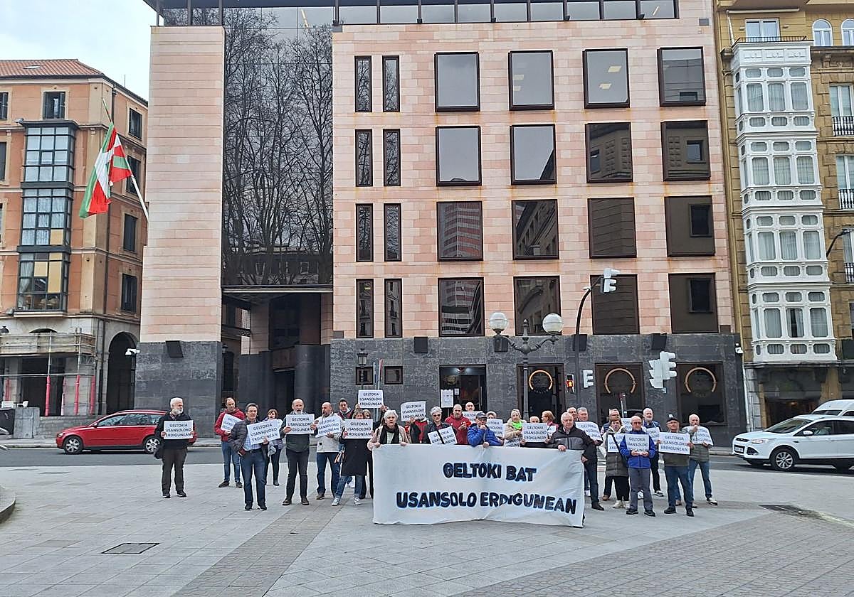 Los vecinos comenzaron la manifestación en Sabin Etxea.
