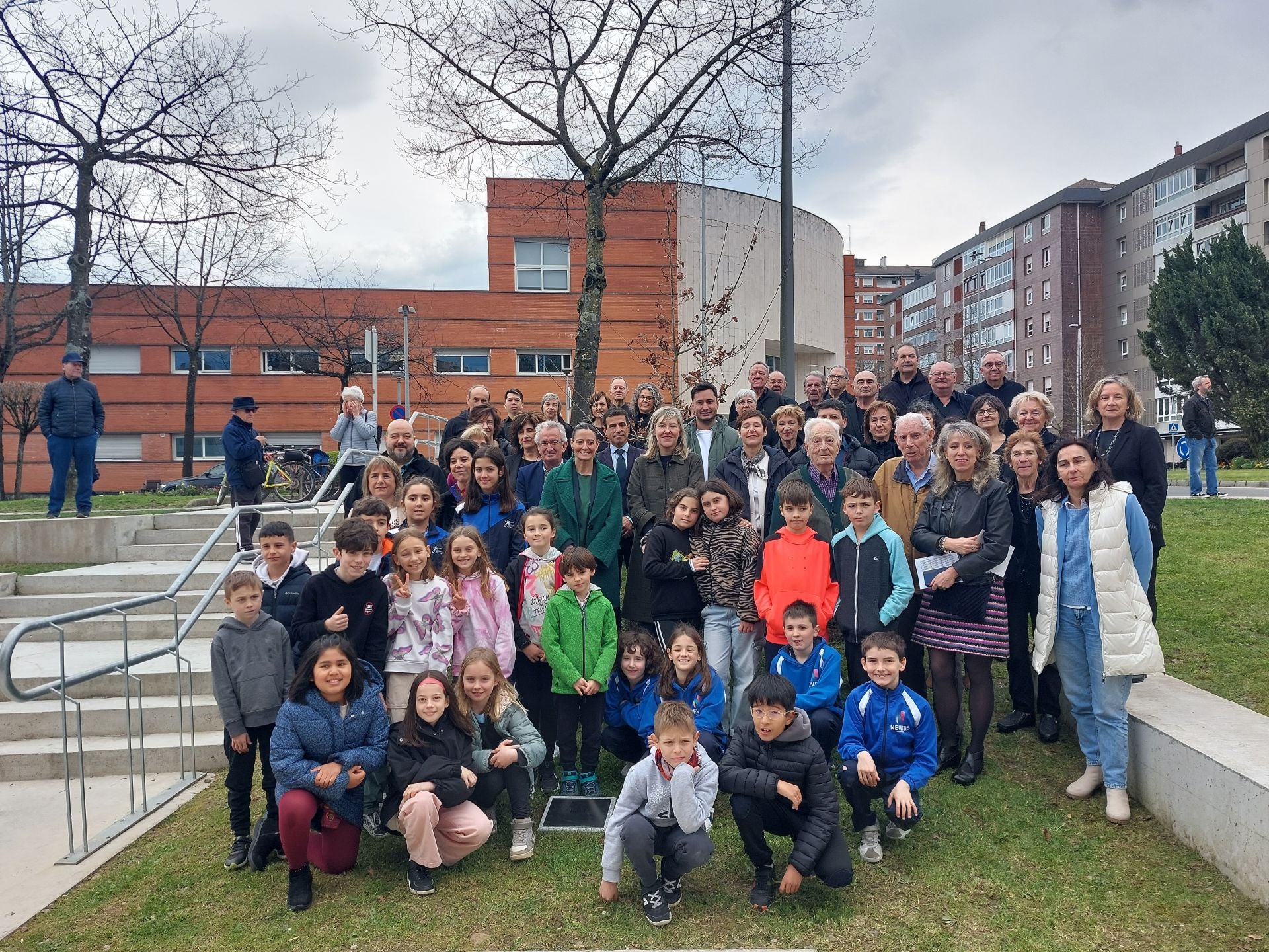 Imagen principal - Foto de familia de autoridades con escolares y el Orfeón de Durango e imágenes de la plantación.