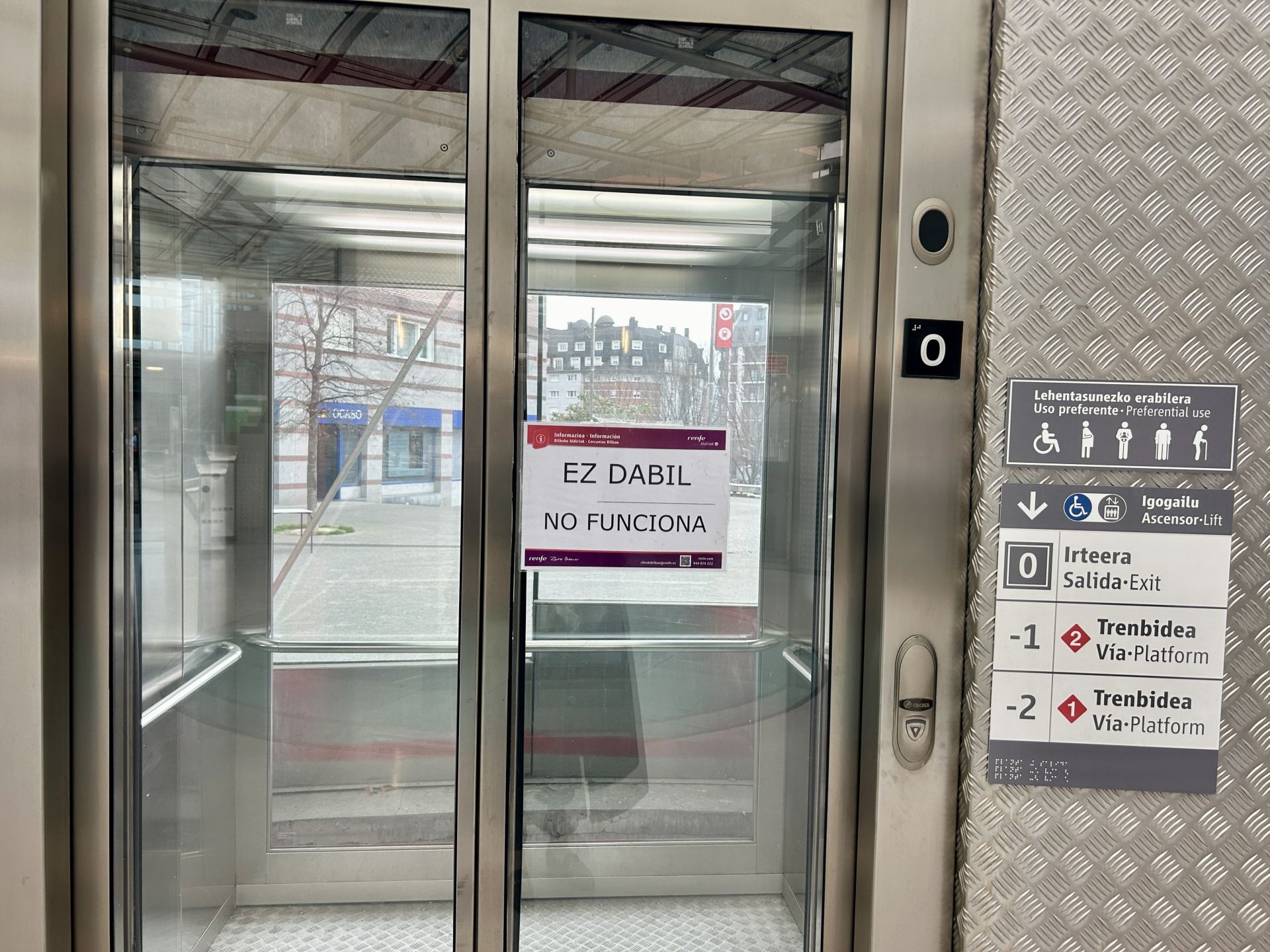 Carteles en algunos ascensores de la estación de Miribilla.