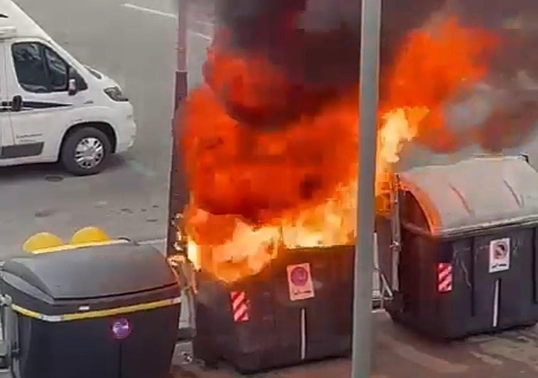 Momento en que las llamas destruyen un contenedor de papel en Iturritxu.