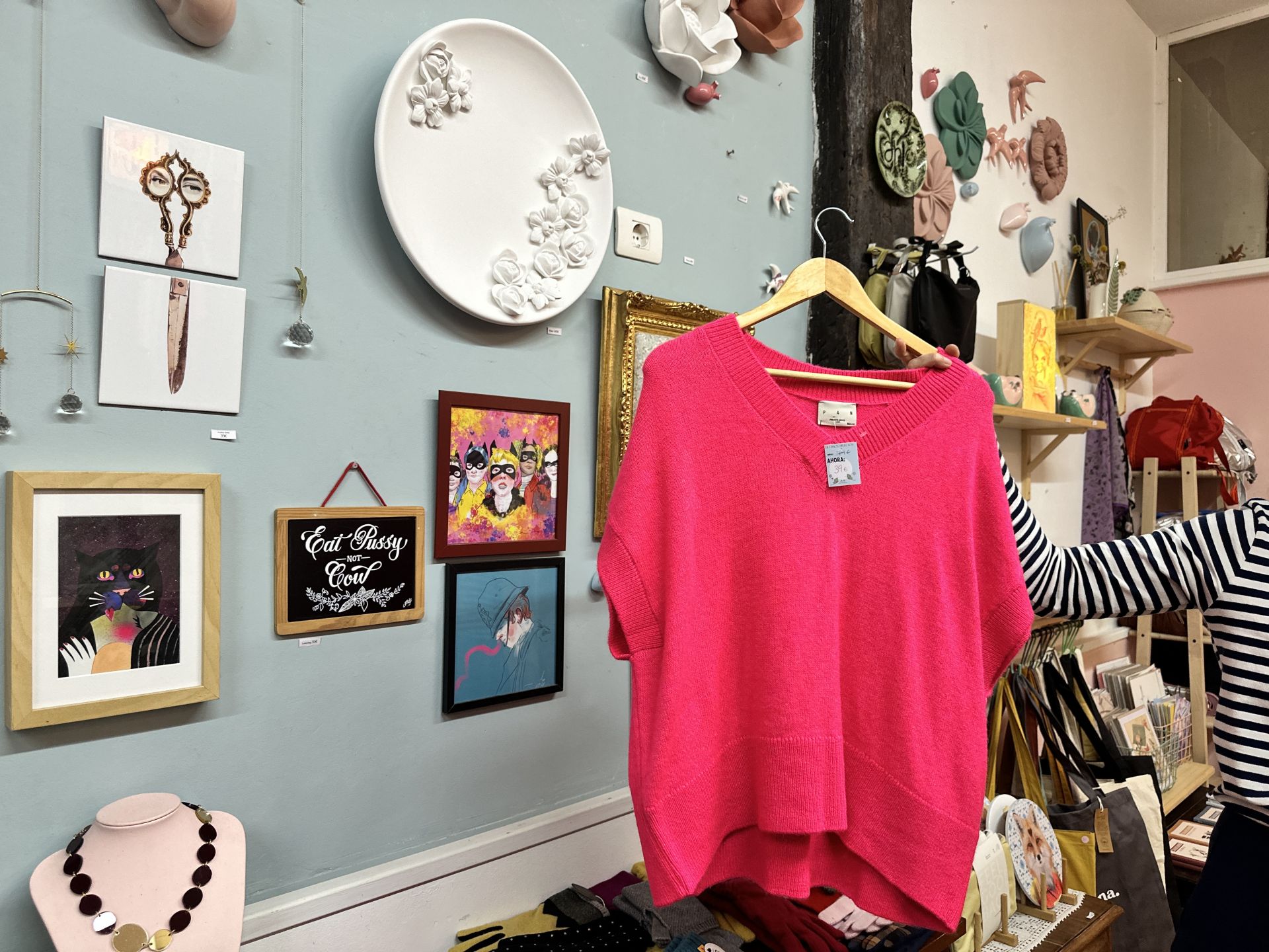 Enfrente, otra parada obligada: la tienda de Vanesa Santos, Ah! (Carnicería Vieja, 18), una boutique con encanto donde encontrar ropa, broches, pañuelos, pendientes, mochilas, láminas... con un estilo propio. Cuesta elegir, pero nos decantamos por este chaleco-jersey fucsia. Antes costaba 79 euros y ahora 39.