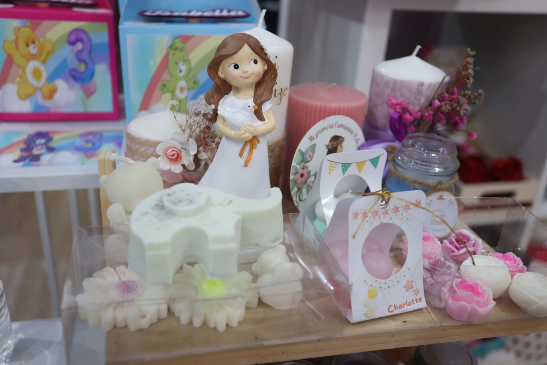 Gabriela decora y envuelve los regalos por ti con ideas brillantes en su tienda de Bilbao