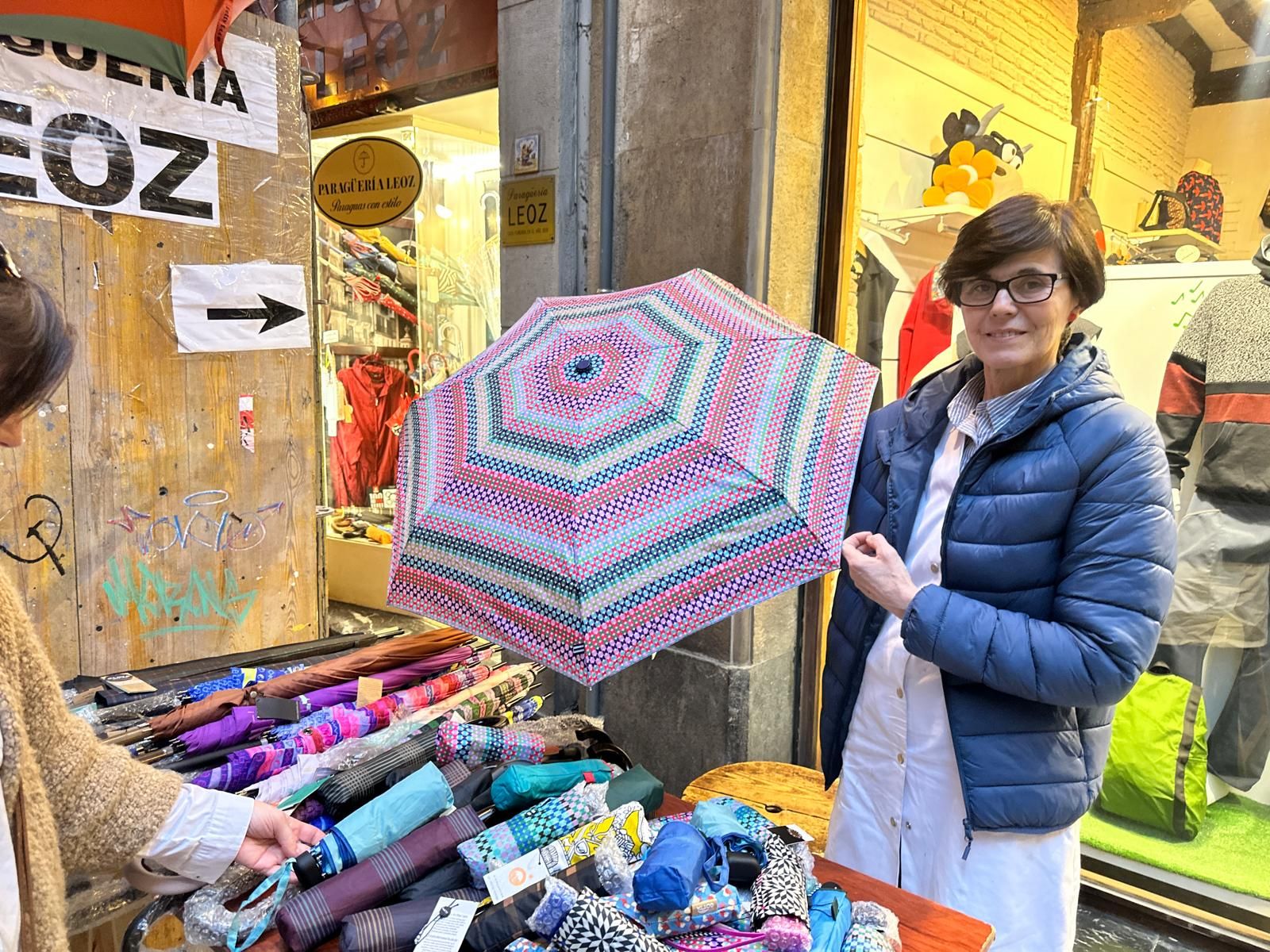 La lluvia se lleva mejor con este paraguas multicolor de paragüería Leoz, un comercio centenario que sobrevive gracias a los productos de calidad y a la amabilidad de Lourdes Leoz. Cuesta 14 euros, antes 24. Lo encontrarás en el número 25 de Belostikale.