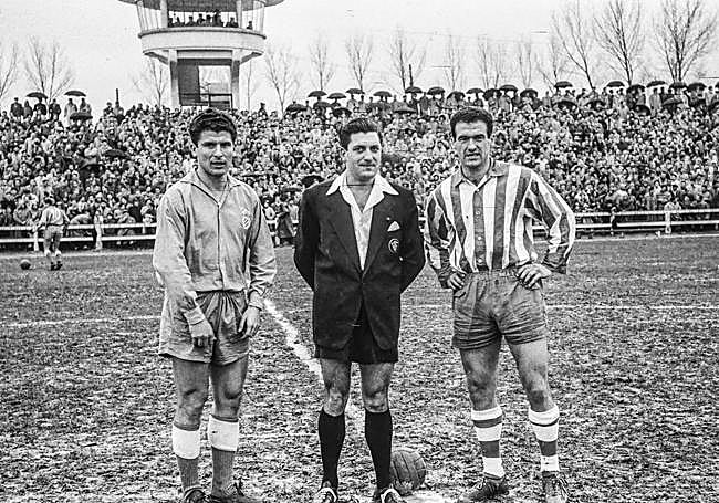 Erezuma, a la derecha, ejerció de capitán alavesista.