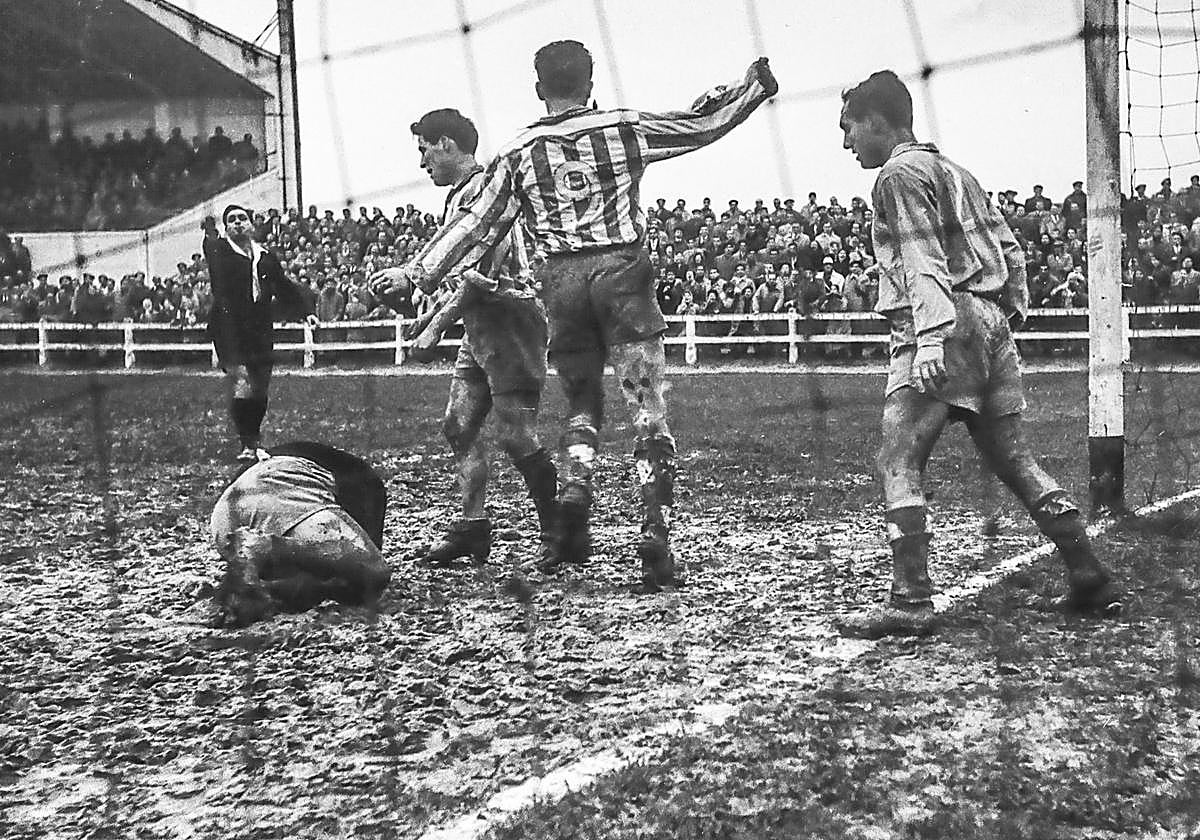 Una de las áreas convertida en un barrizal impracticable, durante el choque en Mendizorroza entre el Alavés y el Espanyol.