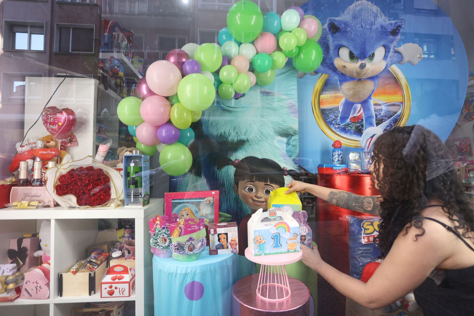 Gabriela decora y envuelve los regalos por ti con ideas brillantes en su tienda de Bilbao