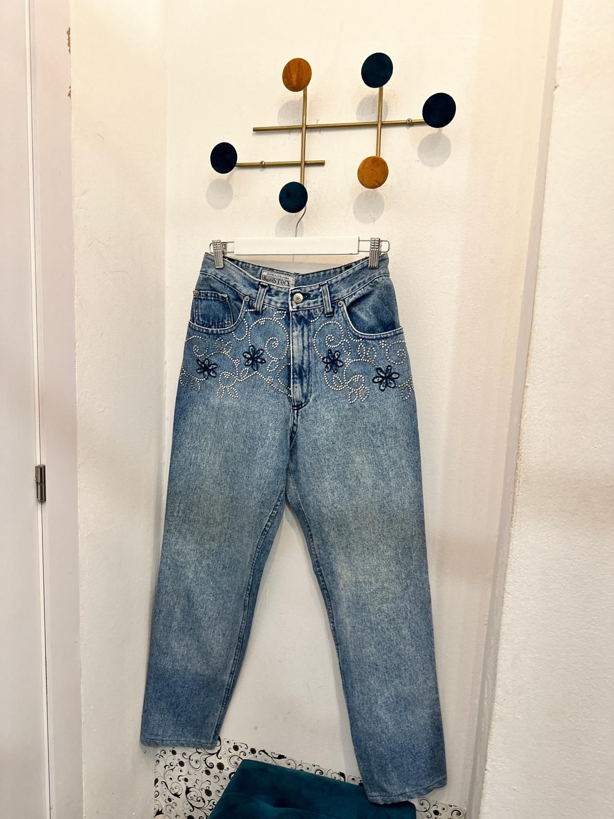 El pantalón vaquero es el rey de los básicos. Pocos armarios presciden de él y raro es el que no cuenta con más de uno. Nuestra apuesta es este modelo con tachuelas y flores bordadas de la tienda de ropa de segunda mano Vie Belle (Artekale, 12), fundada por Lorena hace dos años y medio. 