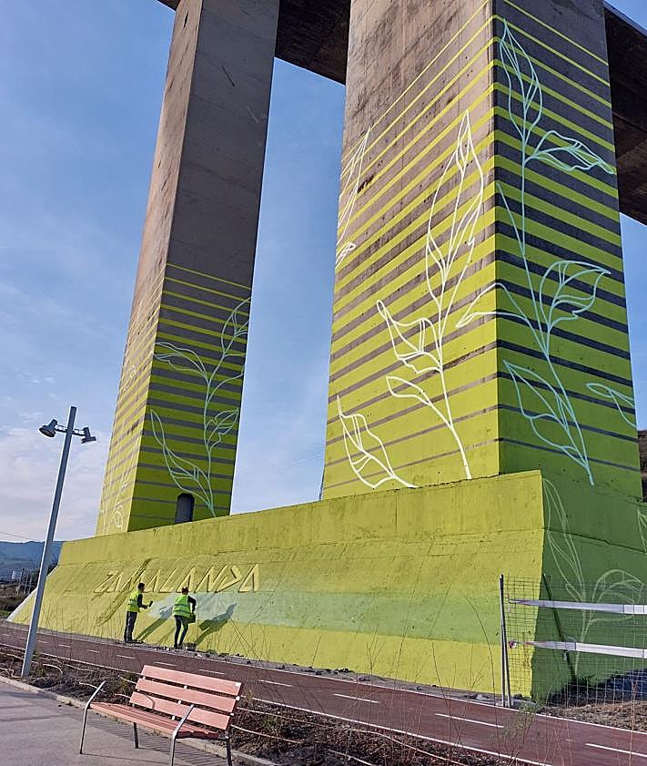 Imagen secundaria 2 - Imagen del paseo junto a la ría, la zona del solarium y playa urbana, y el mural en unos pilares del puente de Rontegi.