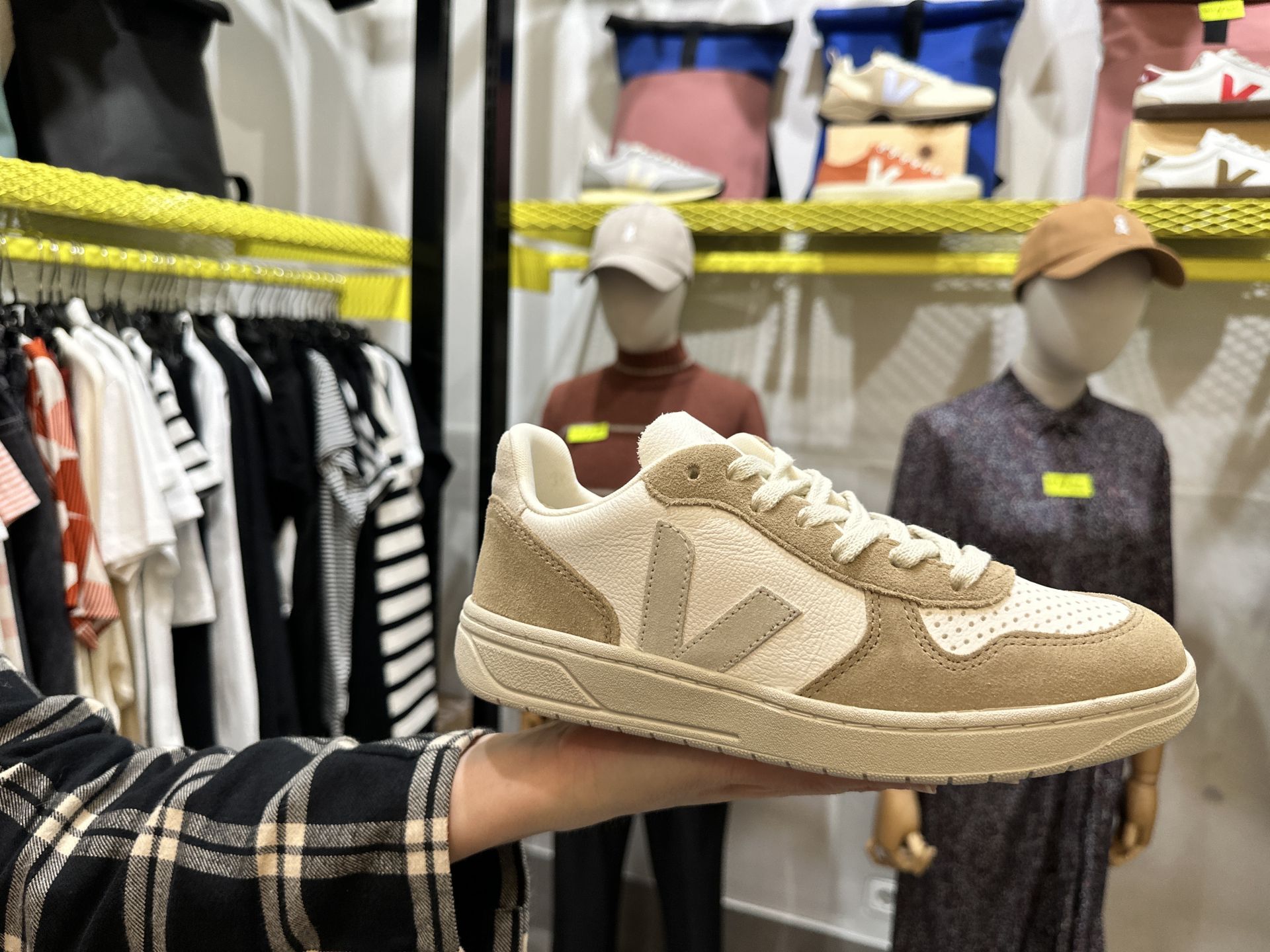 También en Serie B (Lotería, 2) hemos encontrado estas zapatillas Veja en blanco y beige. Antes costaban 155 euros y ahora 108,50. Disponibles de la talla 36 a la 41.