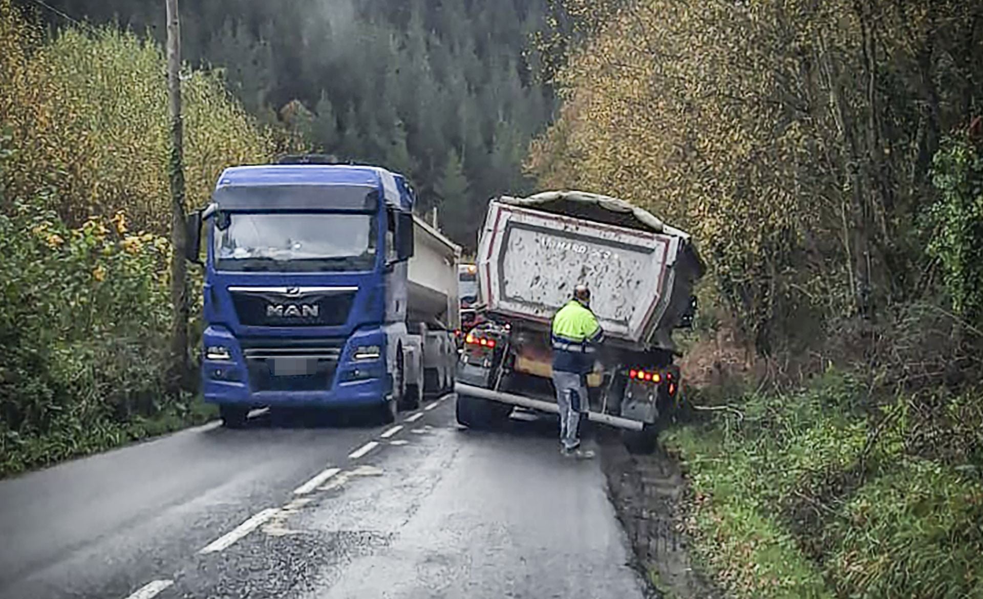 Un camión se sale de la calzada al evitar a otro que viene de frente en la carretera que cruza el pueblo de Zuaza.