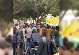 Incidentes entre militantes del PP y manifestantes durante un escrache a Mazón en Alicante