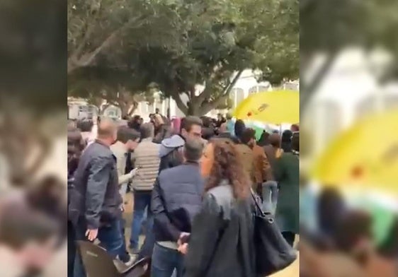 Incidentes entre militantes del PP y manifestantes durante un escrache a Mazón en Alicante