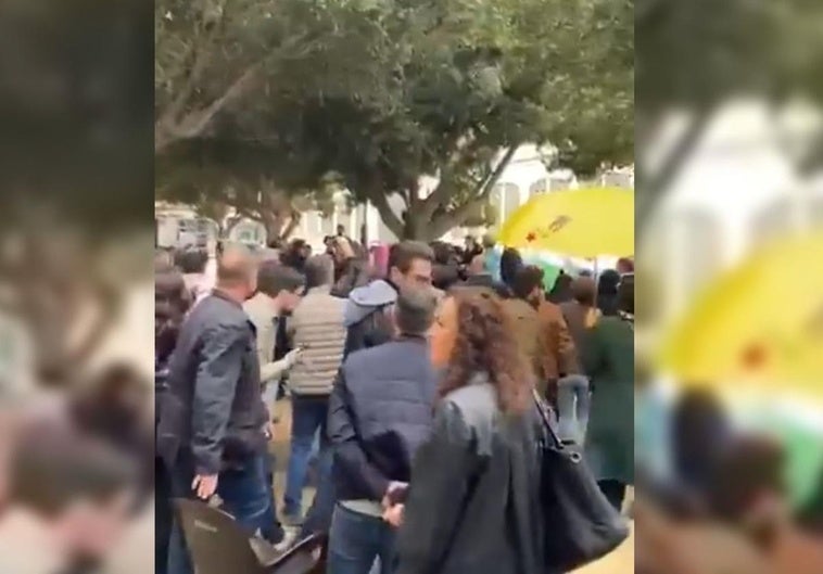 Incidentes entre militantes del PP y manifestantes durante un escrache a Mazón en Alicante