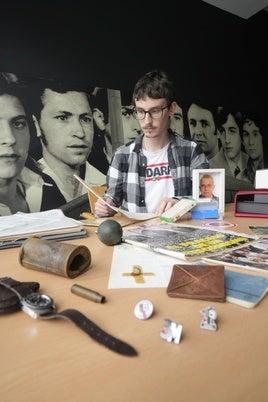 El historiador Julen Díaz de Argote, con parte del material recabado para el Memorial del 3 de Marzo