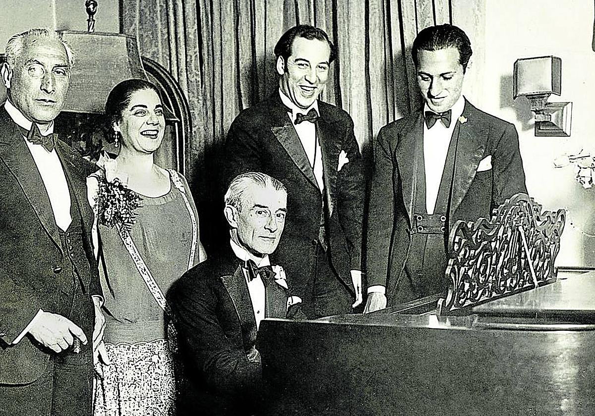 En Nueva York, y al piano, el día de su 53 cumpleaños, con Oscar Fried, Eva Gauthier, Manoah Leide-Tedesco y George Gershwin.