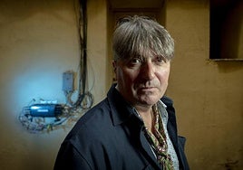 Armitage es Comandante de la Orden del Imperio Británico y poeta laureado del Reino Unido.