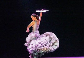 Abriendo con el primero de los cuatro vestidos.