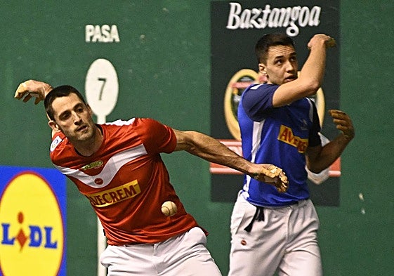 Albisu se colcoa para golpear la pelota de derecha en el Astelena.