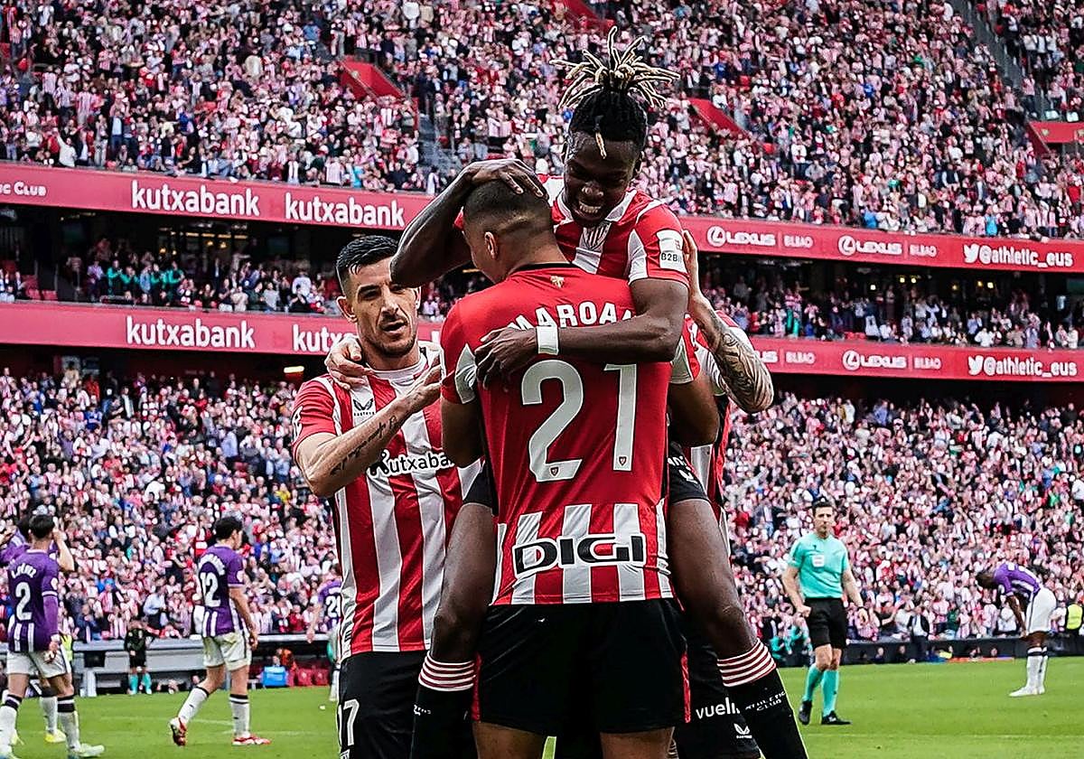 Nico abraza a Maroan tras su golazo.