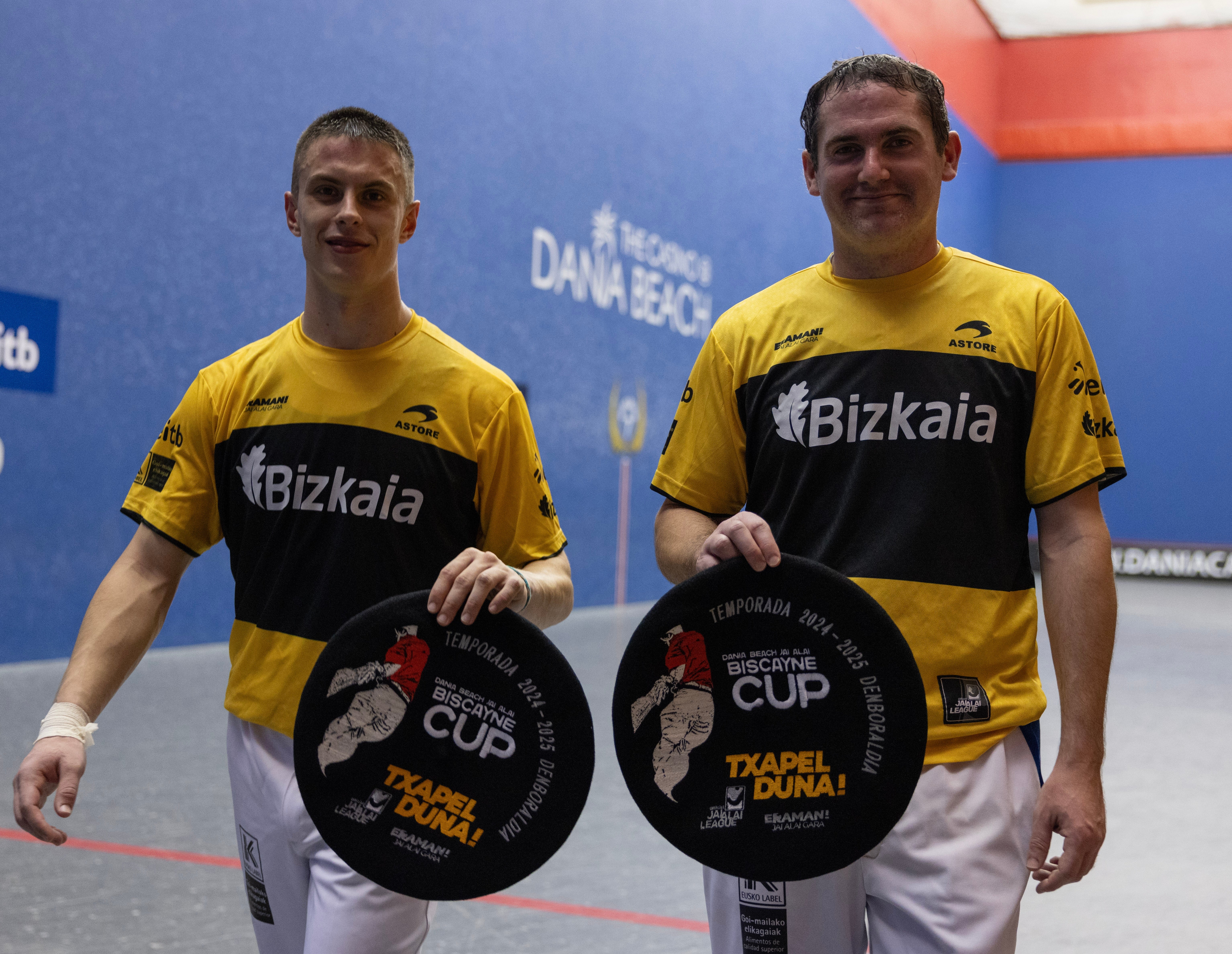 Manci y Erkiaga, con la txapelas en el frontón The Palace.