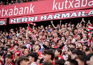 La Grada Popular sigue sin animar: silbidos del resto del estadio y los jugadores no se acercan