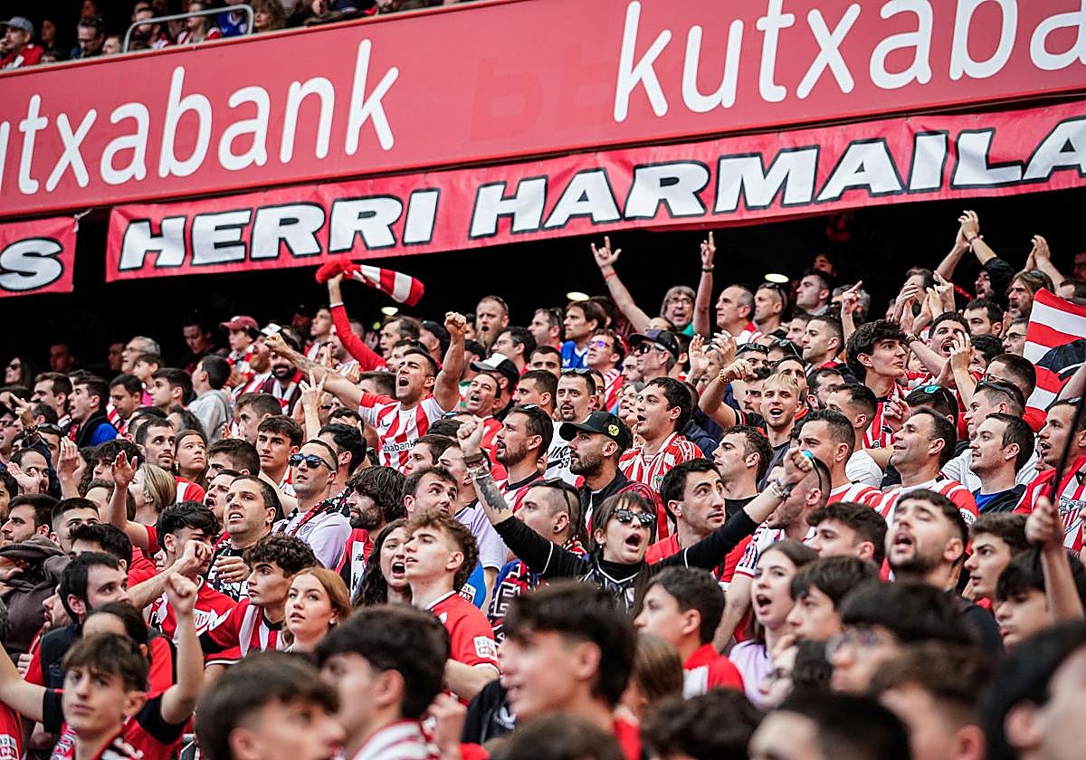 La Grada Popular sigue sin animar: silbidos del resto del estadio y los jugadores no se acercan