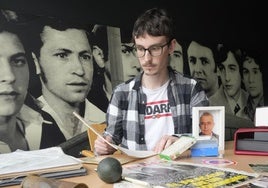El historiador Julen Díaz de Argote, con parte del material recabado para el Memorial del 3 de Marzo