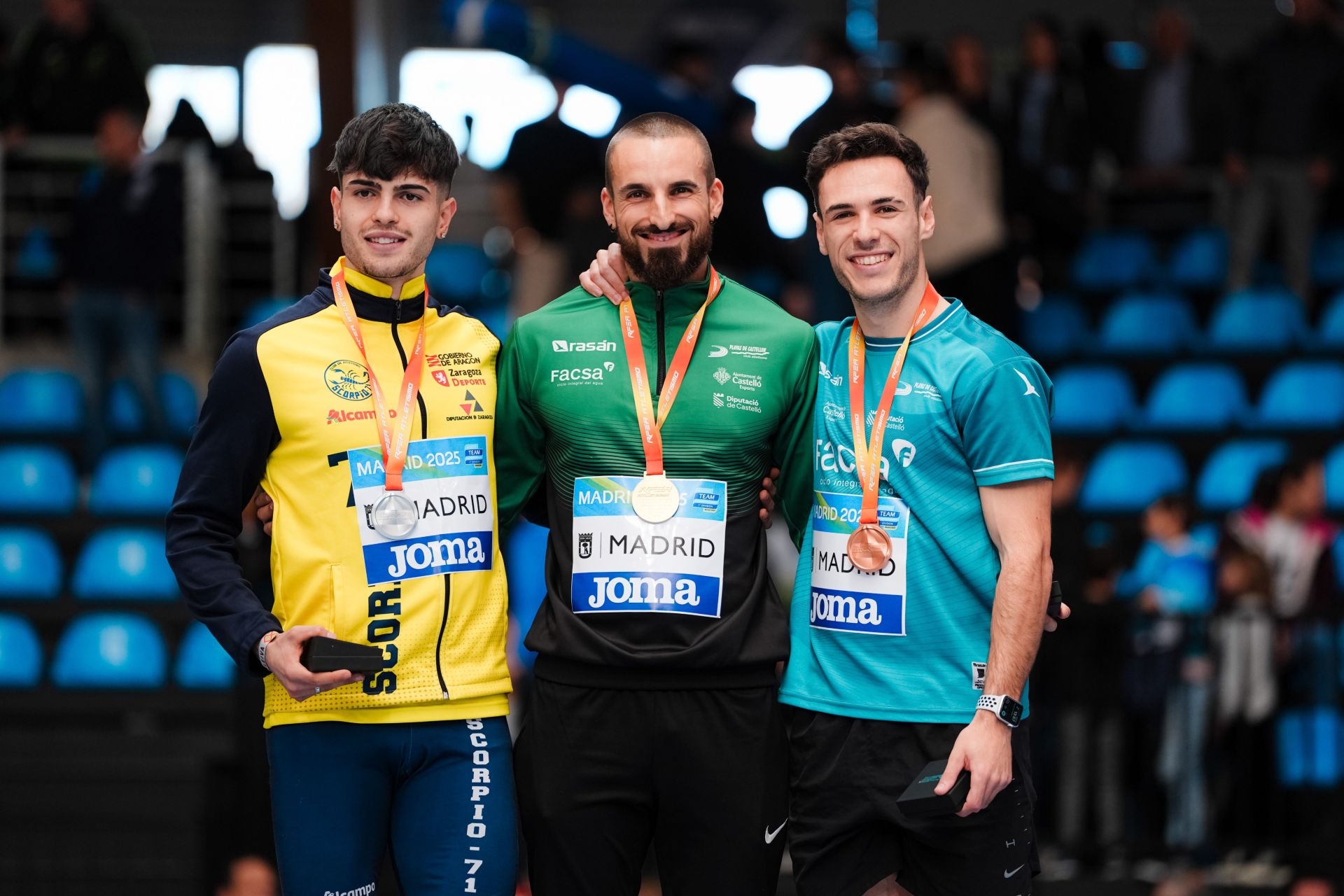 Markel Fernández, a la izquierda, en el podio de los mejores del 400.