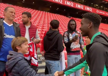El divertido momento en el que un pequeño hincha del Athletic le pide la camiseta a Adama Boiro: «Soy Unai»