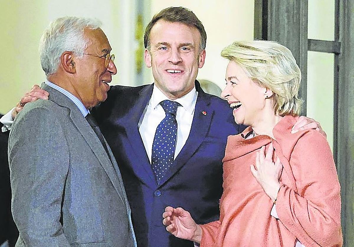 Costa, Macron y Von der Leyen, en la reciente cumbre de París.